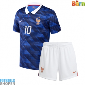 Billiga Frankrike Kylian Mbappe #10 Hemmatröja Barn VM 2026 Kortärmad (+ Korta byxor)